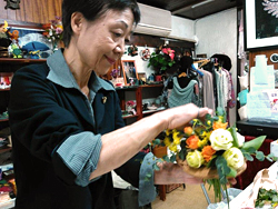 花束を作ります。先生がお手本を。手で持って作らなければ（疲れますが…）、花が潜りますので、即座に救済を)^o^(。… 