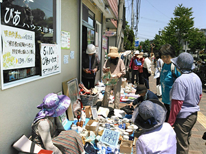 店頭に並べられた数々の品物に、道行く人は立ち止まって…。